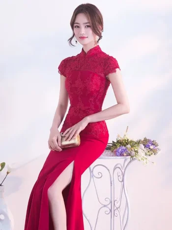 Elegant red Chinese qipao wedding dress with intricate lace detailing on the bodice, styled for a seated bride look at wedding receptions and banquets.