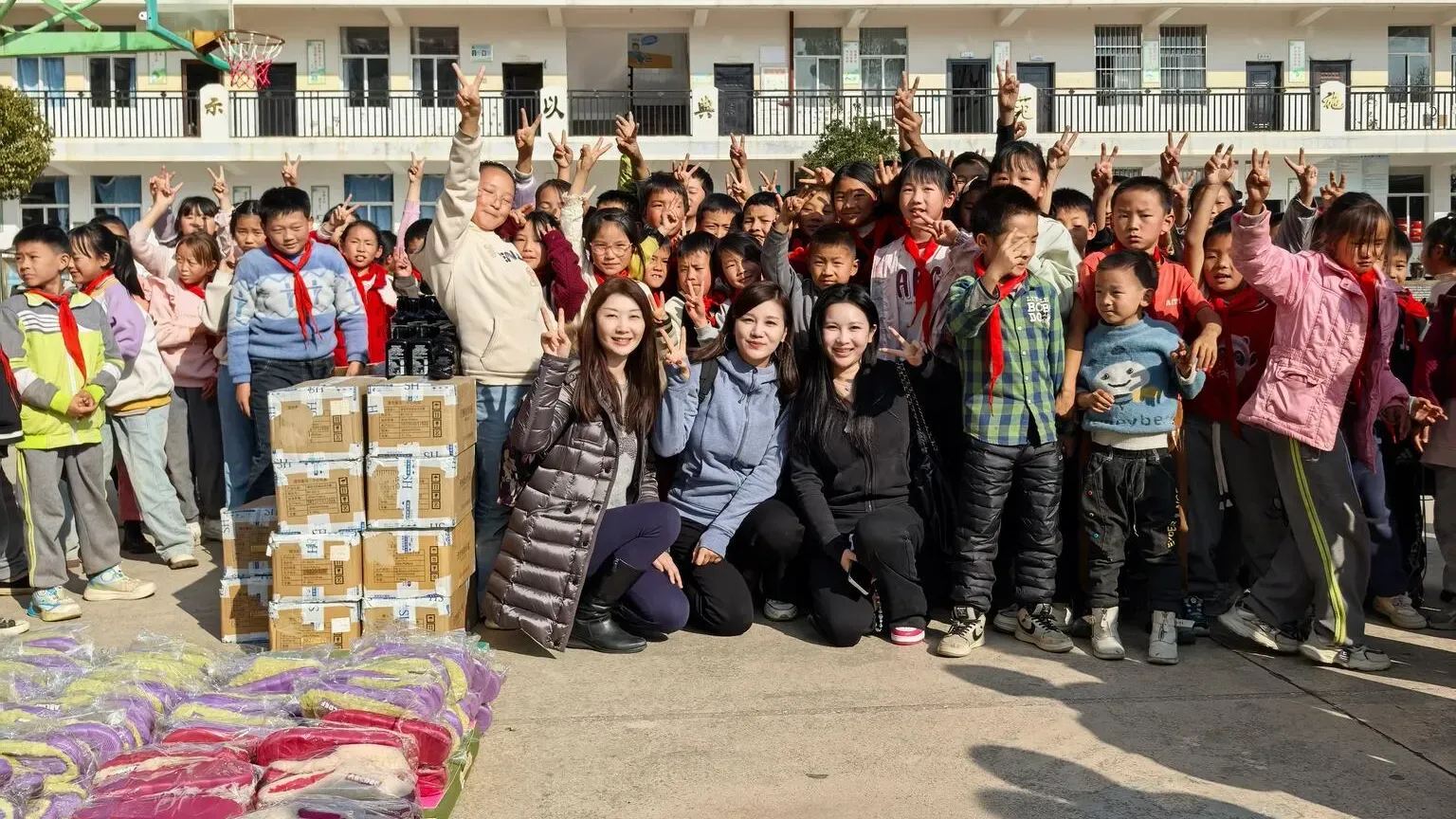 heycheongsam-community-support-donating-supplies-to-children