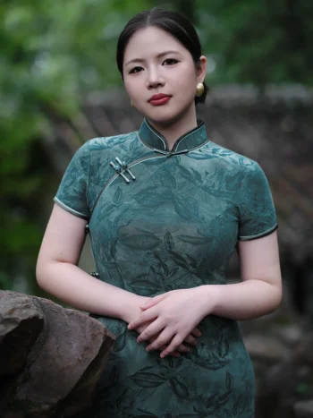 Close-up of plus size Chinese cheongsam, showing mandarin collar and frog buttons in modern summer style