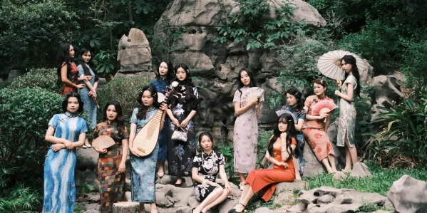 Group of women in various traditional and modern qipao cheongsam dresses posing in a Chinese garden, featuring styles from floral prints to solid colors with props like pipa and fans, ideal for understanding the versatility of cheongsam dresses.