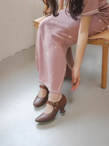 Brown 1920s replica cheongsam leather shoes paired with pink modern cheongsam dress for daily wear