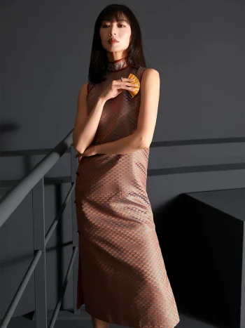 Stylish Caramel Geometric Jacquard Midi Qipao for Women - Sleeveless Modern Chinese Qipao Fashion, Half-Body Shot with Model Holding Yellow Fan