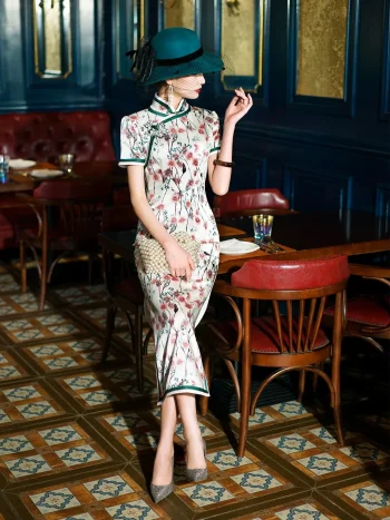 Woman seated in a vintage restaurant, wearing a Chinese silk white floral qipao dress, holding a pearl clutch and showcasing the delicate floral print and tailored fit.