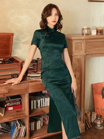 Woman in a deep green rose print long cheongsam prom dress, women's retro cheongsam dress with traditional mandarin collar and high slit, posing in a vintage room with a record player and bookshelf decor.