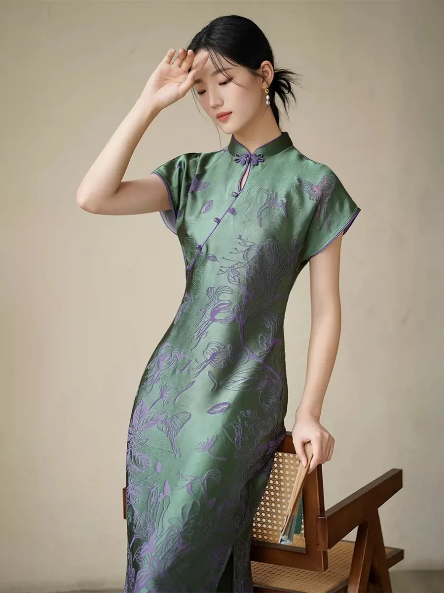 green-short-sleeve-floral-modified-qipao-full-view Full view of women's green modified qipao dress, short sleeve cheongsam with purple floral 3D cut flower craft, featuring a traditional mandarin collar and slim fit silhouette for formal occasions