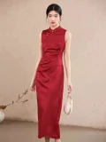 Full-length traditional red cheongsam dress, sleeveless slim-fit Chinese wedding gown with subtle floral jacquard pattern for modern brides