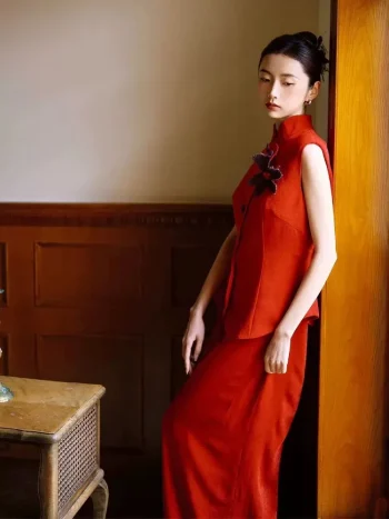 Modern Dark Red Chinese Slim Fit Qipao Dress, woman leaning against wooden door in two-piece mandarin collar qipao set, side view of elegant modern qipao dresses with form-fitting silhouette