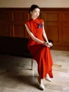 Modern Dark Red Qipao Chinese Dress, woman sitting in two-piece mandarin collar qipao set with purple buttons, elegant sleeveless modern qipao dresses for formal events or weddings