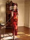 Old Shanghai style high-end mulberry silk cheongsam dress with red and yellow floral print. The model uses a vintage telephone in a sunlit retro room, exuding 1930s elegance with black heels and a pearl-trimmed hat.