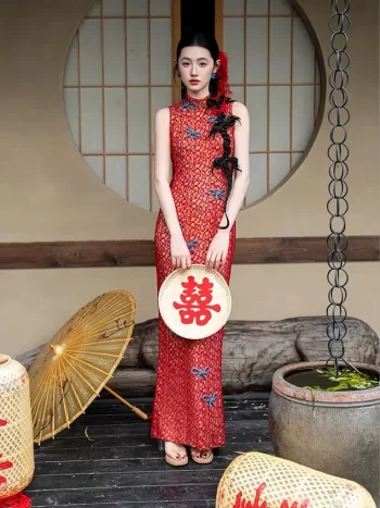 Red Chinese Cheongsam Dress, woman in red lace cheongsam holding double happiness fan, standing in traditional Chinese setting with oil paper umbrella, sleeveless lace qipao for wedding photoshoot