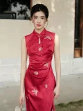 Upper body close-up of women's red modern wedding cheongsam dress, sleeveless Chinese qipao with teardrop mandarin collar, tassel accents, and intricate golden floral & butterfly embroidery