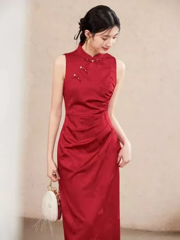 Slim fit long red wedding cheongsam with traditional golden frog buttons, sleeveless satin jacquard Chinese bridal dress for wedding photoshoot