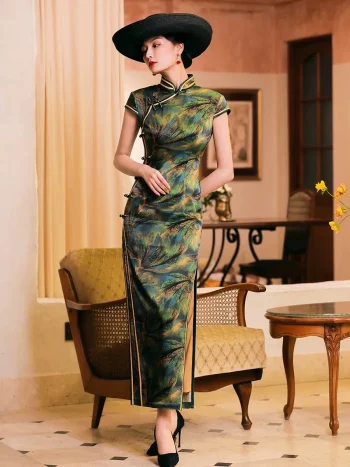 Full-body shot of a woman in a shanghai style retro qipao dress, mulberry silk cheongsam with leaf print and high slit, paired with a black wide-brim hat and heels in a vintage-style interior.