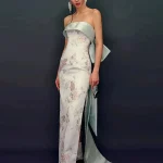 Side view of form-fitting qipao prom dress, showing the elegant mermaid silhouette, large back bow detail and high side slit for modern prom style.